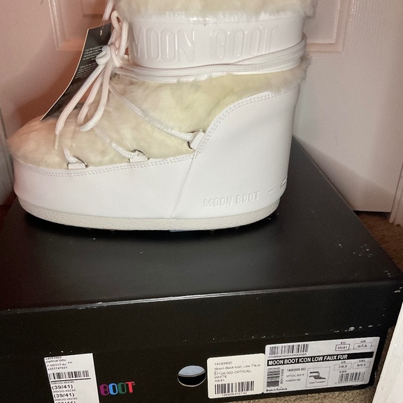New moon boots - Picture 1 of 3